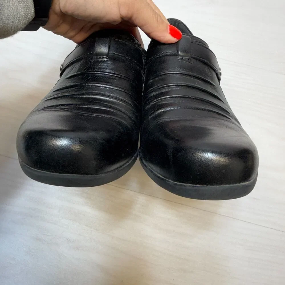 Clarks Rosalyn Nicole Heel Loafers‎ Women's Size 8 Black Leather Comfort Strap